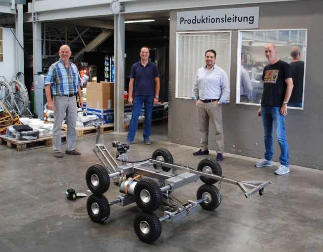 Zufrieden mit dem „Gigant“ und seinen Eigenschaften: Christian Heuss und Jochen Köhler von Swietelsky-Faber sowie Vincenzo Cutruzzola und Christian Weintz von Prokasro. | Foto: A. zu Eulenburg Zufrieden mit dem „Gigant“ und seinen Eigenschaften: Christian Heuss und Jochen Köhler von Swietelsky-Faber sowie Vincenzo Cutruzzola und Christian Weintz von Prokasro. | Foto: A. zu Eulenburg