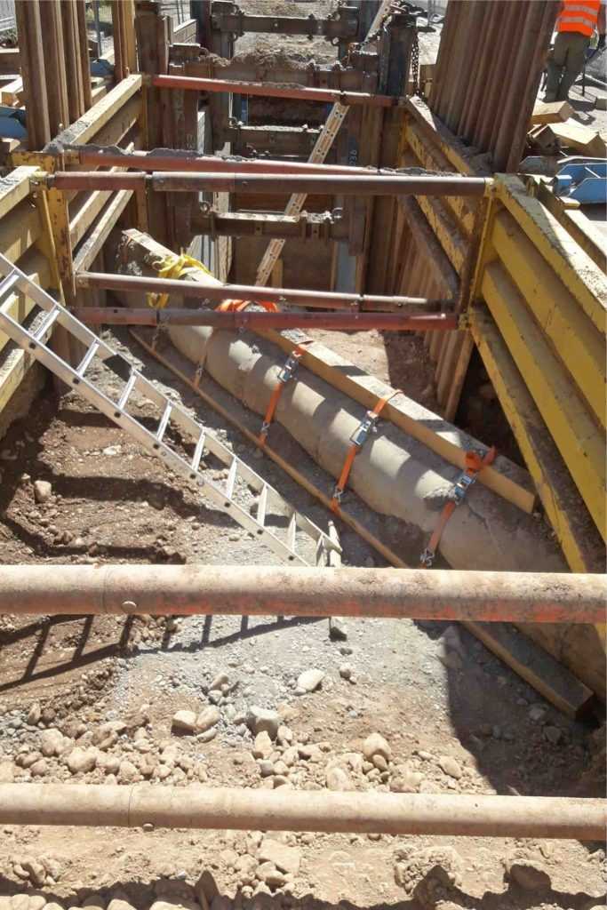 Die Sicherung der bereits gelinerten und teilweise mit Rissen versehenen querenden Leitung aus Betonrohren stellte eine besondere Herausforderung dar. | Foto: Peter Gross Infrastruktur GmbH & Co. KG Die Sicherung der bereits gelinerten und teilweise mit Rissen versehenen querenden Leitung aus Betonrohren stellte eine besondere Herausforderung dar. | Foto: Peter Gross Infrastruktur GmbH & Co. KG