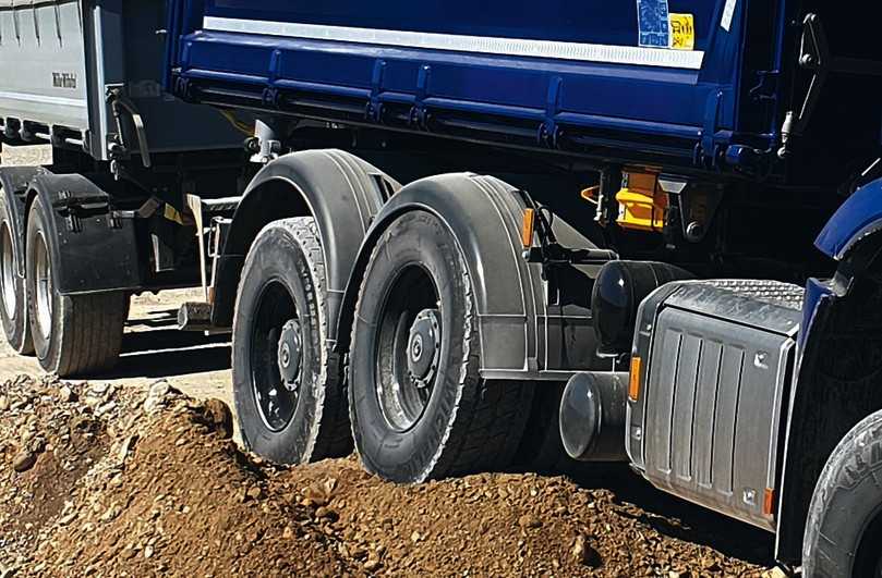 Traktion im Gelände: Die parabelgefederten Antriebsachsen verschränken sich stark. | Foto: Mercedes Benz Trucks Traktion im Gelände: Die parabelgefederten Antriebsachsen verschränken sich stark. | Foto: Mercedes Benz Trucks