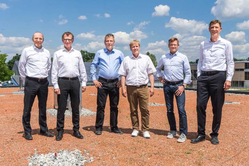 Die Vertreter der an der Firmenveranstaltung beteiligten Unternehmen, v.l.n.r.: Markus Böll und Martin Lienhard (beide Mall GmbH), Dieter Schenk (Zinco), Alexander Schmid (Architekt), Andreas Leissler (Kronimus) und Christoph Schulze Wischeler (Mall). | Foto: Mall GmbH Die Vertreter der an der Firmenveranstaltung beteiligten Unternehmen, v.l.n.r.: Markus Böll und Martin Lienhard (beide Mall GmbH), Dieter Schenk (Zinco), Alexander Schmid (Architekt), Andreas Leissler (Kronimus) und Christoph Schulze Wischeler (Mall). | Foto: Mall GmbH