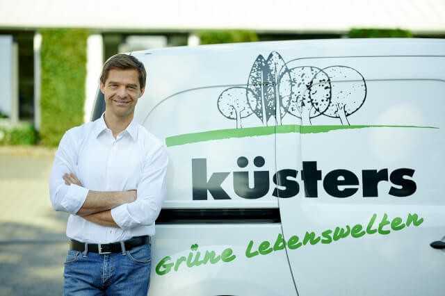 Benjamin Küsters, Sohn des Firmengründers Werner Küsters, leitet den GaLaBau-Betrieb Gartenhof Küsters mit Sitz in Neuss. Benjamin Küsters, Sohn des Firmengründers Werner Küsters, leitet den GaLaBau-Betrieb Gartenhof Küsters mit Sitz in Neuss.