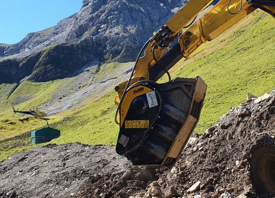 Bauschuttrecycling: Backenbrecherlöffel macht Flug über die Alpen Bauschuttrecycling: Backenbrecherlöffel macht Flug über die Alpen