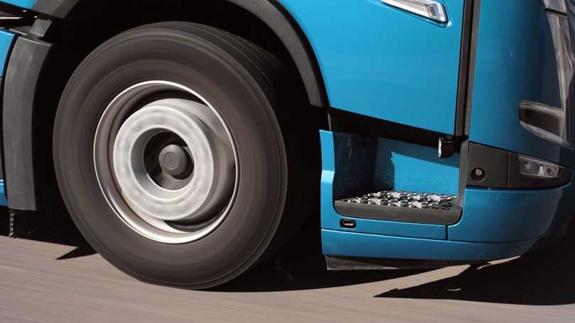 Das Reifendruckkontrollsystem überwacht die Reifen und warnt bei zu starkem Druckverlust. | Foto: Volvo Trucks Das Reifendruckkontrollsystem überwacht die Reifen und warnt bei zu starkem Druckverlust. | Foto: Volvo Trucks