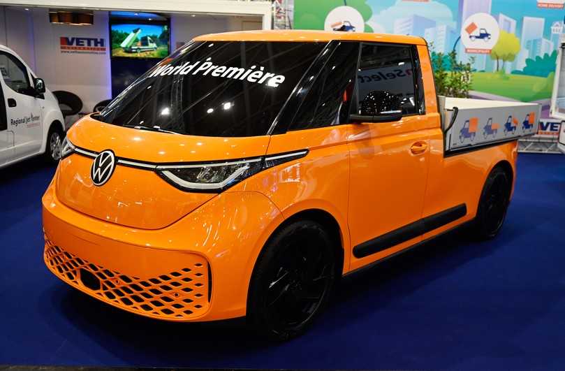 Optisch lehnt sich der vollelektrische VW ID.Buzz Cargo (hier mit Veth-Pritschen-Umbau) stark an die erste Transporter-Generation von VW an | Foto: VW Optisch lehnt sich der vollelektrische VW ID.Buzz Cargo (hier mit Veth-Pritschen-Umbau) stark an die erste Transporter-Generation von VW an | Foto: VW