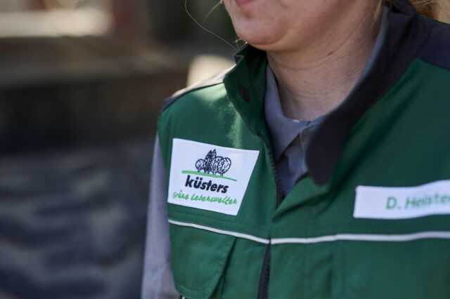 Die Arbeitskleidung ist mit Unternehmenslogo und Mitarbeiternamen versehen. Die Arbeitskleidung ist mit Unternehmenslogo und Mitarbeiternamen versehen.