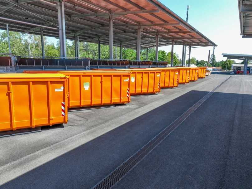 Alle 16 Container sind heute überdacht, damit durch das Regenwasser keine Auswaschung von Abfallschadstoffen stattfindet. Die Rinnensystemlösung Bircopur ermöglicht die umweltschonende Wasserbehandlung, -verteilung und -versickerung vor Ort. | Foto: Birco Alle 16 Container sind heute überdacht, damit durch das Regenwasser keine Auswaschung von Abfallschadstoffen stattfindet. Die Rinnensystemlösung Bircopur ermöglicht die umweltschonende Wasserbehandlung, -verteilung und -versickerung vor Ort. | Foto: Birco