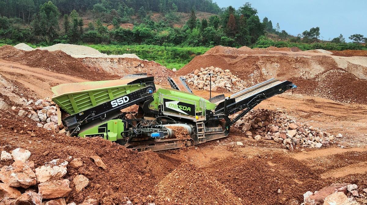 Hohe Leistung bei optimaler Transportabilität bietet die Grobstücksiebmaschine Mesda S5D - zu sehen auf der Nordbau 2024. | Foto: MESDA