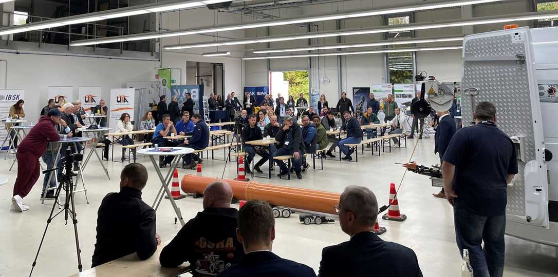 Hausmesse bei IBAK: Oldtimer, Full-HD-Fahrzeug und Fräsroboter zum Anfassen Hausmesse bei IBAK: Oldtimer, Full-HD-Fahrzeug und Fräsroboter zum Anfassen