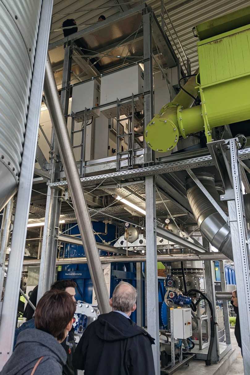 Die bei der Produktion der Pflanzenkohle anfallende Wärme wird benutzt, um den Grünschnitt vorzutrocknen und mittels einer Gasturbine Strom zu erzeugen. | Foto: FVPK Die bei der Produktion der Pflanzenkohle anfallende Wärme wird benutzt, um den Grünschnitt vorzutrocknen und mittels einer Gasturbine Strom zu erzeugen. | Foto: FVPK