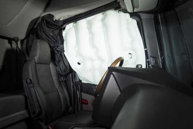Neuer Seiten-Airbag: Kippt der Lkw bei einem Unfall, hält der Luftsack den Fahrer auf Abstand zum Fenster. Neuer Seiten-Airbag: Kippt der Lkw bei einem Unfall, hält der Luftsack den Fahrer auf Abstand zum Fenster.