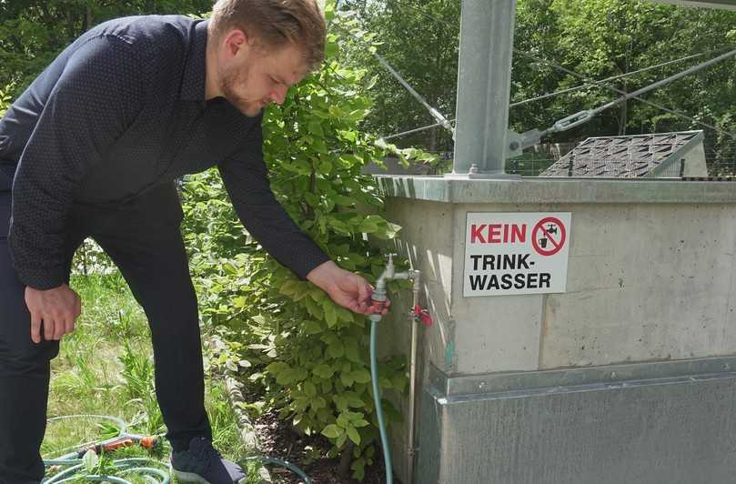 Auf den Dächern auftreffender Niederschlag wird gesammelt und zur Bewässerung des begrünten Innenhofs, der sechs Hochbeete und der Beete auf der Dachterrasse genutzt. Dies geschieht bequem mit Schlauchbrausen. | Foto: König Auf den Dächern auftreffender Niederschlag wird gesammelt und zur Bewässerung des begrünten Innenhofs, der sechs Hochbeete und der Beete auf der Dachterrasse genutzt. Dies geschieht bequem mit Schlauchbrausen. | Foto: König
