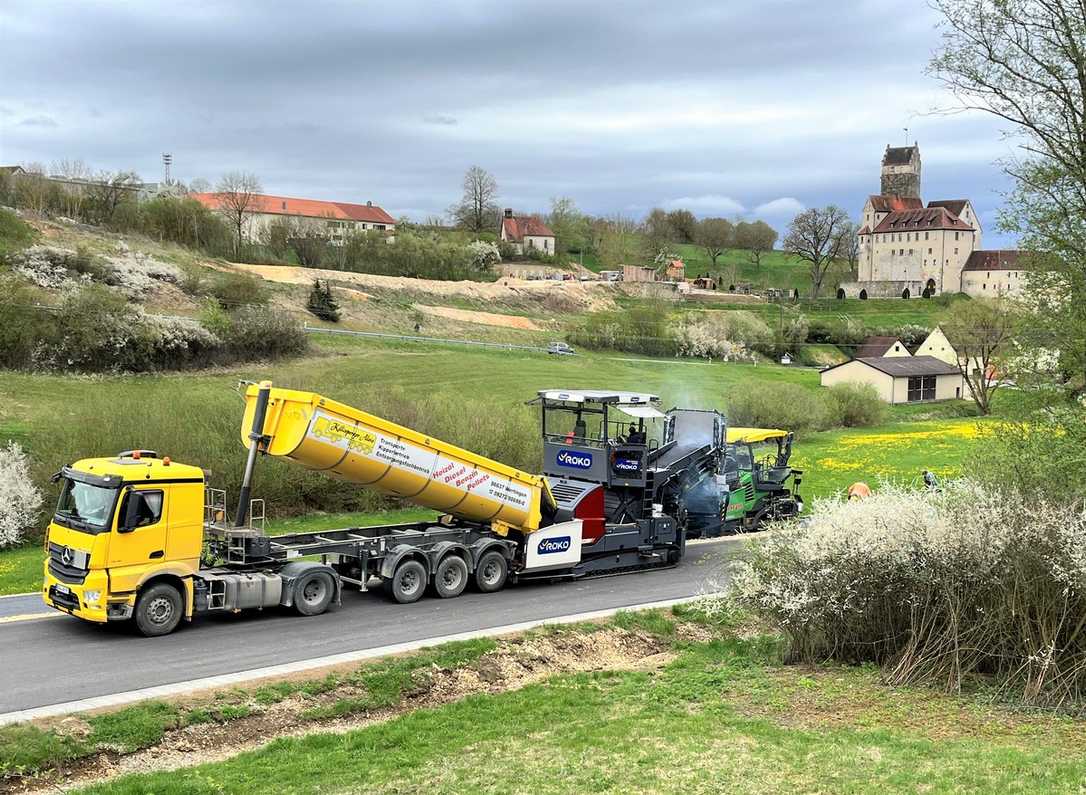 Rüko liefert Dynapac-Beschicker mit Schwenkband an Scharpf Tiefbau Rüko liefert Dynapac-Beschicker mit Schwenkband an Scharpf Tiefbau