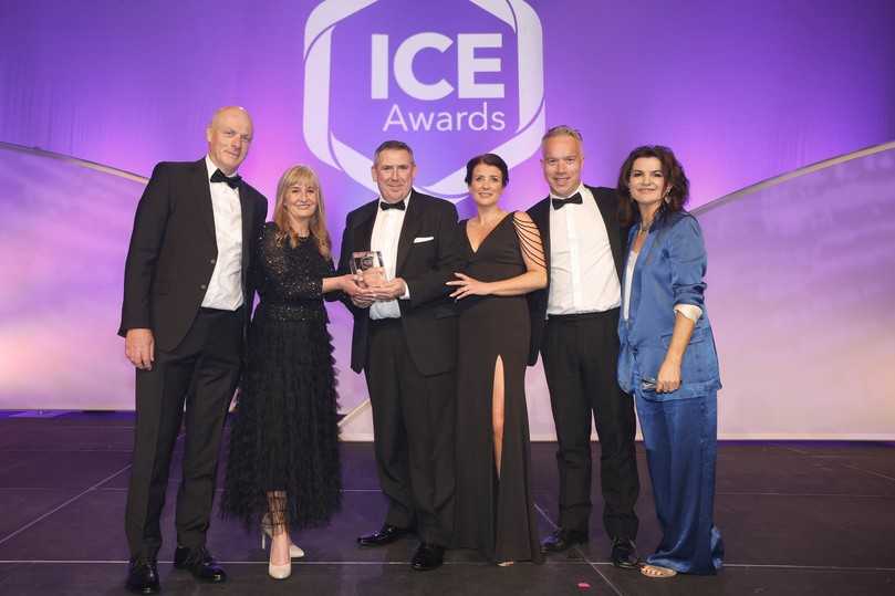 Pat McGahan (3.v.l.), Geschäftsführer von Layher Irland, nahm die Auszeichnung des TwixBeams in der Kategorie „Construction Product Innovation“ im Rahmen der „Irish Construction Awards“ entgegen. | Foto: Layher/ICE Awards 2023/Conor McCabe Photography Pat McGahan (3.v.l.), Geschäftsführer von Layher Irland, nahm die Auszeichnung des TwixBeams in der Kategorie „Construction Product Innovation“ im Rahmen der „Irish Construction Awards“ entgegen. | Foto: Layher/ICE Awards 2023/Conor McCabe Photography