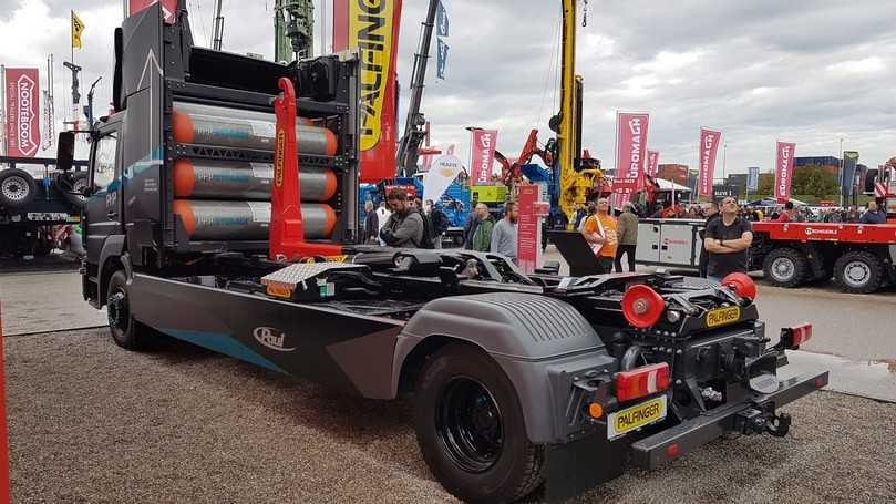 Der PH2P Truck mit elektrisch betriebenem Palfinger-Hakengerät auf der Bauma 2022. | Foto: B_I/BB Der PH2P Truck mit elektrisch betriebenem Palfinger-Hakengerät auf der Bauma 2022. | Foto: B_I/BB
