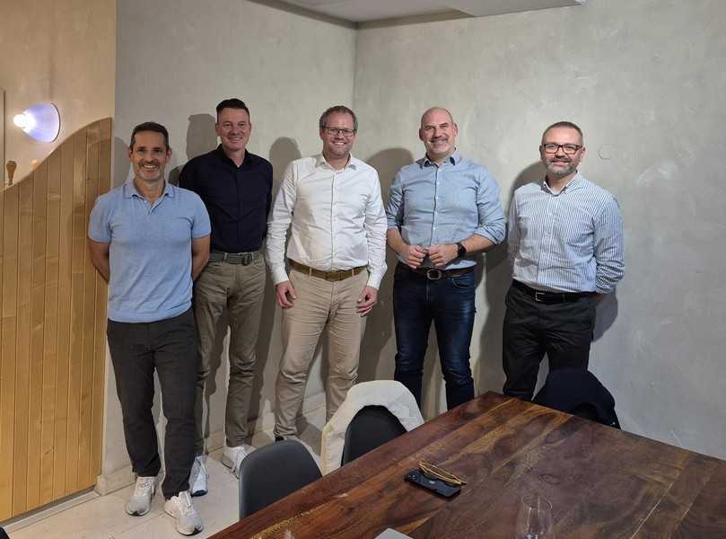 Sehen aus unterschiedlichen Perspektiven in dem Messsystem ein wertvolles Werkzeug zur Prozessoptimierung beim Schlauchlining (v.l.): Albert Kappauf (Aarsleff Rohrsanierung), Roland Hahn (Impreg), Daniel von Bernstorff (Syscribe), Jens Biegger und Mykola Vareniuk (Vogel Ingenieure). | Foto: B_I/zu Eulenburg Sehen aus unterschiedlichen Perspektiven in dem Messsystem ein wertvolles Werkzeug zur Prozessoptimierung beim Schlauchlining (v.l.): Albert Kappauf (Aarsleff Rohrsanierung), Roland Hahn (Impreg), Daniel von Bernstorff (Syscribe), Jens Biegger und Mykola Vareniuk (Vogel Ingenieure). | Foto: B_I/zu Eulenburg