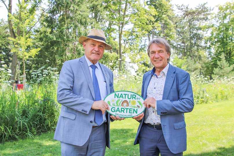 „Natur im Garten“- Plakette aus Österreich für die Landesgartenschau in Bad Dürrenberg: Laga-Geschäftsführer Michael Steinland (rechts) nimmt die Auszeichnung von Wolfgang Sobotka aus der Delegation aus der Alpenrepublik entgegen. | Foto: Sabine Krems-Jany „Natur im Garten“- Plakette aus Österreich für die Landesgartenschau in Bad Dürrenberg: Laga-Geschäftsführer Michael Steinland (rechts) nimmt die Auszeichnung von Wolfgang Sobotka aus der Delegation aus der Alpenrepublik entgegen. | Foto: Sabine Krems-Jany