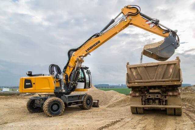 Leistungsfähig und wirtschaftlich: der Liebherr-Mobilbagger A 924 Litronic. | Fotos: Liebherr Leistungsfähig und wirtschaftlich: der Liebherr-Mobilbagger A 924 Litronic. | Fotos: Liebherr
