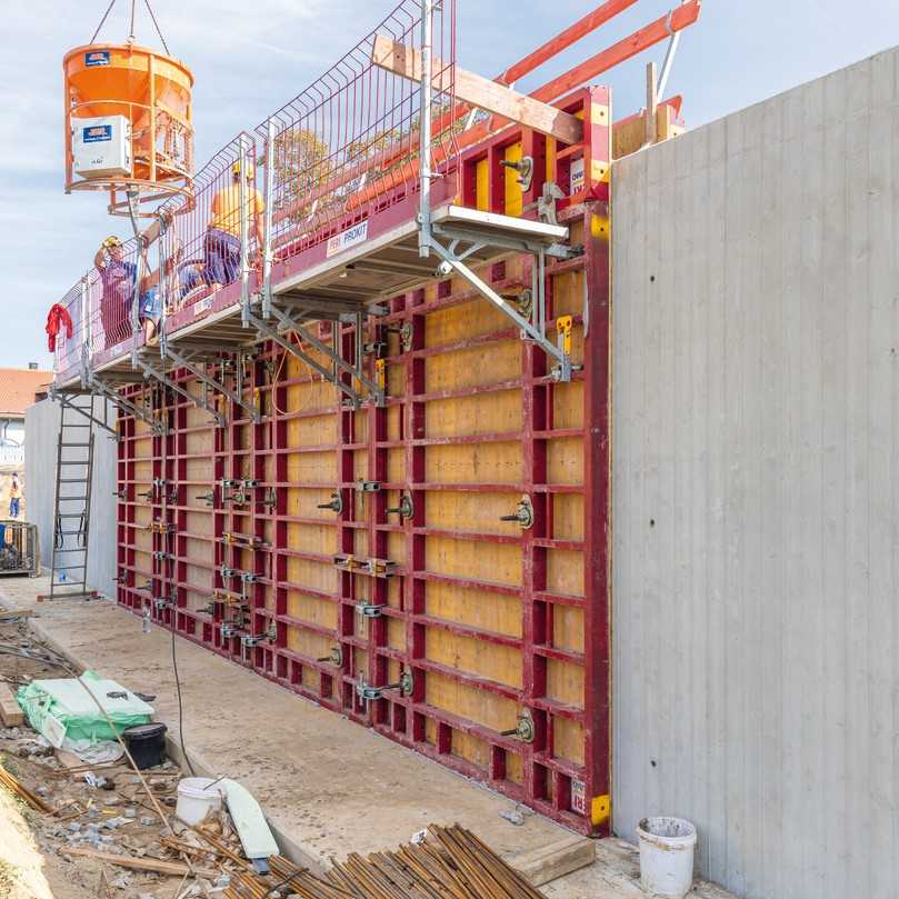 Das modulare Konsolensystem MXK mit leichten Systembauteilen sorgt für eine flexible Arbeitsbühnenlösung. | Foto: Andreas Tausend Das modulare Konsolensystem MXK mit leichten Systembauteilen sorgt für eine flexible Arbeitsbühnenlösung. | Foto: Andreas Tausend