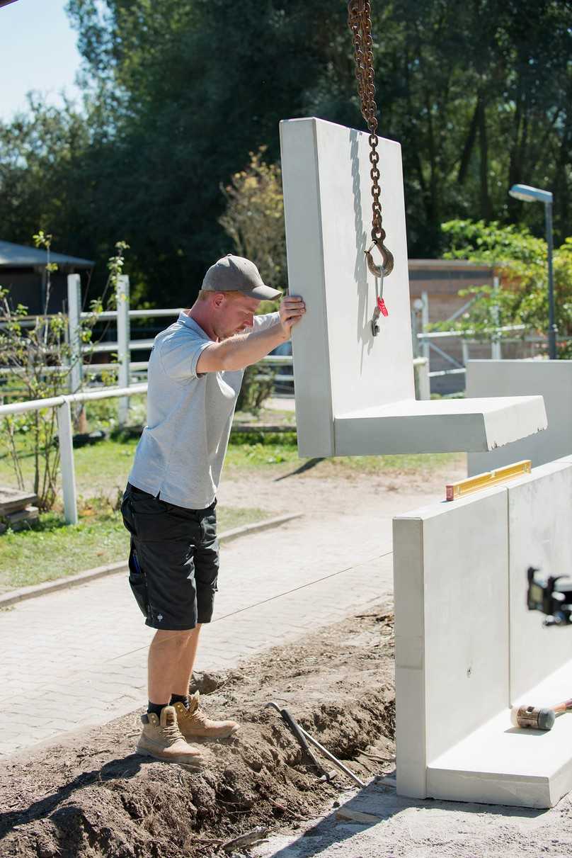 Über die Aufhängung lässt sich der L-TEC-Systemwinkel bequem mit dem Bagger platzieren. | Foto: Conne van d Grachten / Lithonplus Über die Aufhängung lässt sich der L-TEC-Systemwinkel bequem mit dem Bagger platzieren. | Foto: Conne van d Grachten / Lithonplus