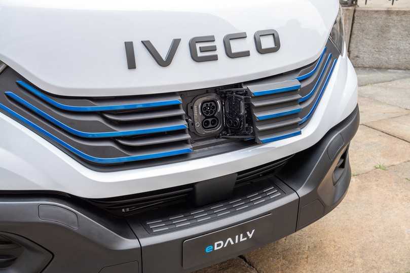 Geladen wird vorne an der Nase, allerdings nur mit maximal 80 kW – Schnellladen ist anders. | Foto: Iveco, Randolf Unruh Geladen wird vorne an der Nase, allerdings nur mit maximal 80 kW – Schnellladen ist anders. | Foto: Iveco, Randolf Unruh