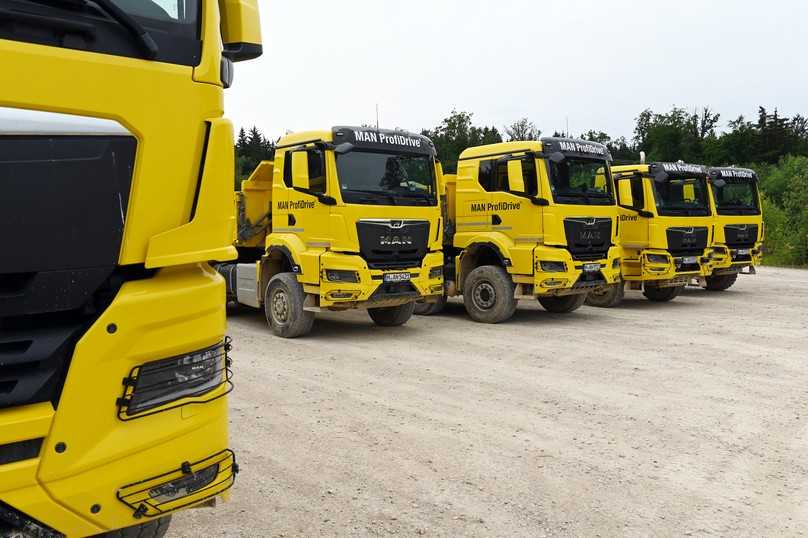 Fünf schwere MAN-Lkw mit zwei, drei und vier Achsen warten auf Ihren Einsatz im Offroadpark Langenaltheim. | Foto: QUATEX Fünf schwere MAN-Lkw mit zwei, drei und vier Achsen warten auf Ihren Einsatz im Offroadpark Langenaltheim. | Foto: QUATEX