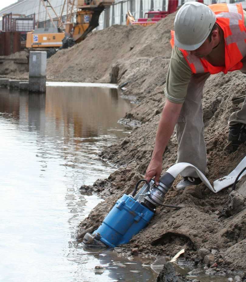 Auf vielen Baustellen anzutreffen: Die Tauchmotorpumpe KTZ von Tsurumi übernimmt die Wasserhaltung und kommt auch mit Hartgesteinsbrocken im Wasser zurecht. | Foto: Tsurumi Auf vielen Baustellen anzutreffen: Die Tauchmotorpumpe KTZ von Tsurumi übernimmt die Wasserhaltung und kommt auch mit Hartgesteinsbrocken im Wasser zurecht. | Foto: Tsurumi