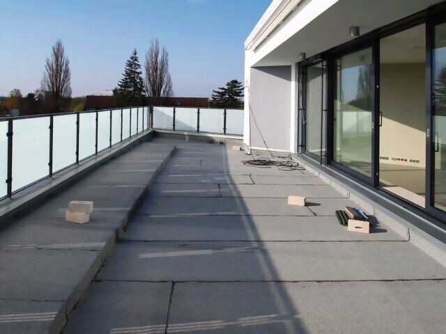 Praxisbericht: Anspruchsvoller Pflasterbau auf einer Dachterrasse Praxisbericht: Anspruchsvoller Pflasterbau auf einer Dachterrasse
