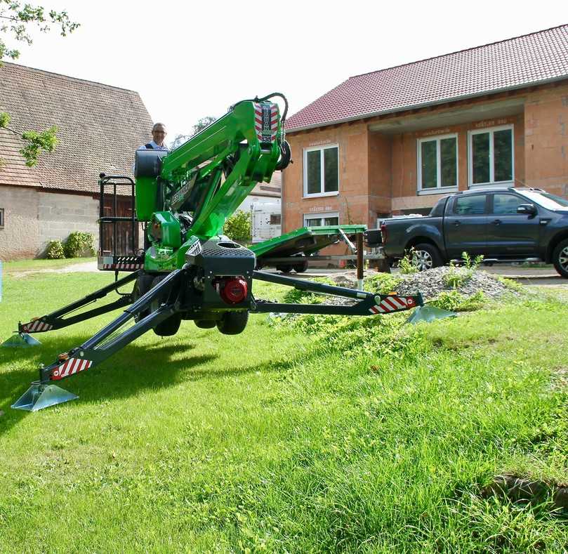 Die optimale Abstützung bzw. Nivellierung der Maschine kann entweder automatisch auf Knopfdruck, oder wahlweise manuell erfolgen. | Foto: B_I/Bauer Die optimale Abstützung bzw. Nivellierung der Maschine kann entweder automatisch auf Knopfdruck, oder wahlweise manuell erfolgen. | Foto: B_I/Bauer