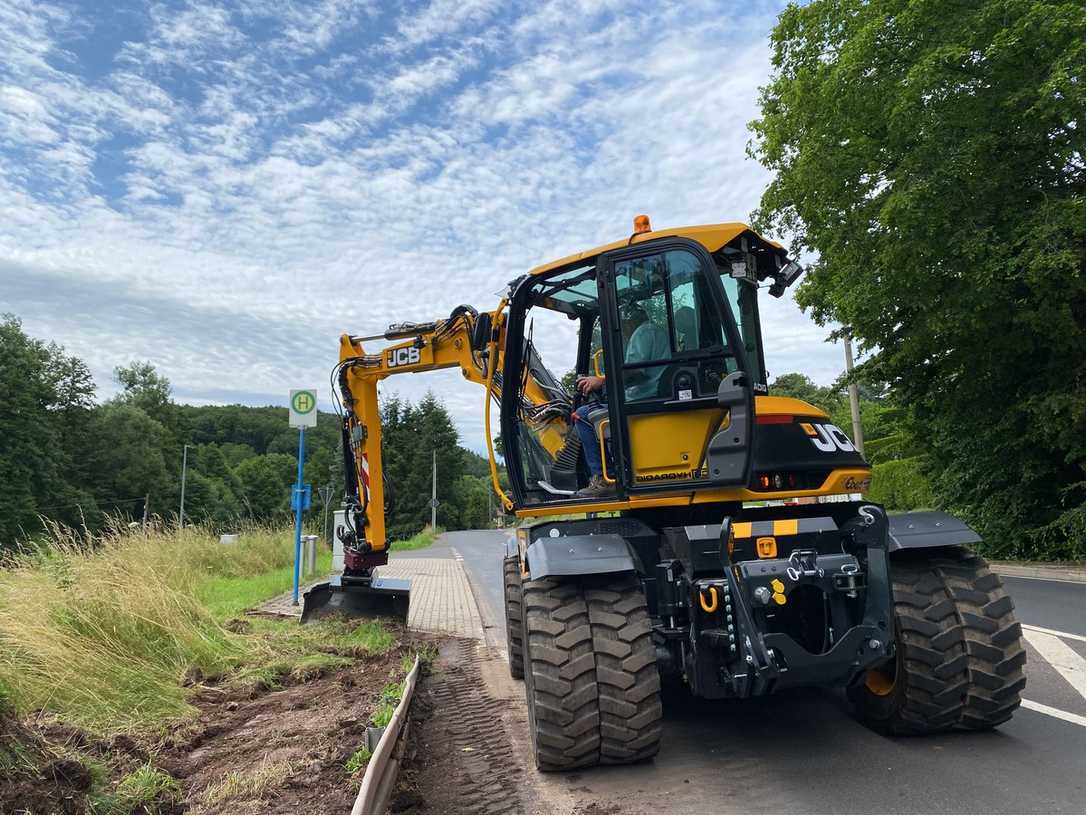 Gepflegte Straßenränder mit Bankettlöffel und Bagger-Drehantrieb Rototop Gepflegte Straßenränder mit Bankettlöffel und Bagger-Drehantrieb Rototop