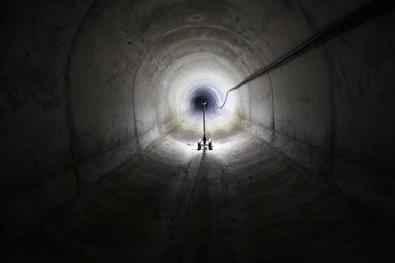 Inspektionssystem im Regenauslass (2.800 mm Höhe, 2.500 mm Breite): Die Höhenverstellung ermöglicht eine rohrmittige Positionierung, während die Kamera für eine optimale Ausleuchtung sorgt. | Foto: IBAK Inspektionssystem im Regenauslass (2.800 mm Höhe, 2.500 mm Breite): Die Höhenverstellung ermöglicht eine rohrmittige Positionierung, während die Kamera für eine optimale Ausleuchtung sorgt. | Foto: IBAK