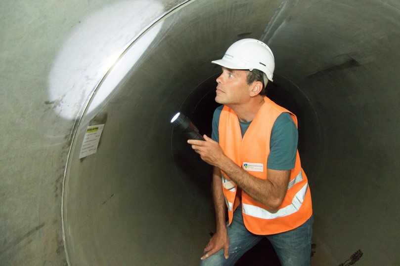 Projektleiter Rainer Aurin ist froh, dass der Klotzscher Stauraumkanal pünktlich fertig wird. Hier schaut er sich in der 600 Meter langen Röhre noch einmal einige Fugen an. | Foto: Stadtentwässerung Dresden Projektleiter Rainer Aurin ist froh, dass der Klotzscher Stauraumkanal pünktlich fertig wird. Hier schaut er sich in der 600 Meter langen Röhre noch einmal einige Fugen an. | Foto: Stadtentwässerung Dresden