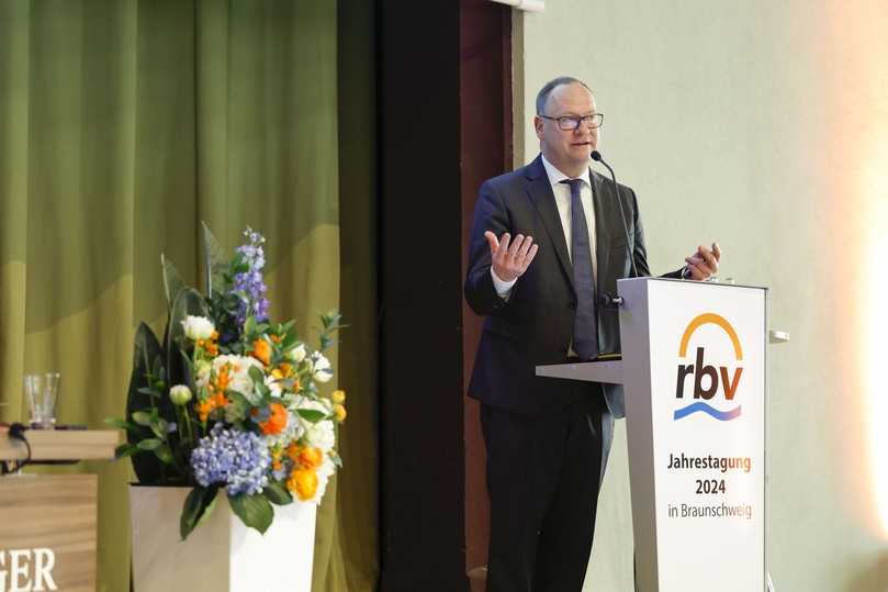 „Das Engagement unseres Verbandes und der gesamten Branche war in jüngster Vergangenheit deutlich davon geprägt, einer profunden politischen Unkenntnis einen sachverständigen Kontrapunkt entgegenzusetzen, damit es noch gelingen kann, die Energie- und Wärmewende erfolgreich umzusetzen“, sagte rbv-Präsident Dr. Ralph Donath. | Foto: rbv „Das Engagement unseres Verbandes und der gesamten Branche war in jüngster Vergangenheit deutlich davon geprägt, einer profunden politischen Unkenntnis einen sachverständigen Kontrapunkt entgegenzusetzen, damit es noch gelingen kann, die Energie- und Wärmewende erfolgreich umzusetzen“, sagte rbv-Präsident Dr. Ralph Donath. | Foto: rbv