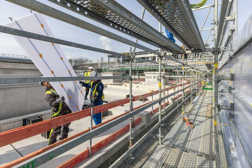 Die Cladding-Paneele gibt es in acht Größen. Sie sind leicht und lassen sich aus gesicherter Position einfach montieren. | Foto: Peri Deutschland/Andreas Tausend Die Cladding-Paneele gibt es in acht Größen. Sie sind leicht und lassen sich aus gesicherter Position einfach montieren. | Foto: Peri Deutschland/Andreas Tausend