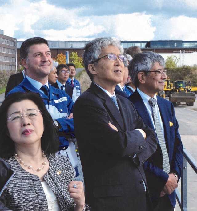 Mit Interesse verfolgten das Komatsu-Management und hoch- rangige Gäste – (v.l.n.r.) Japans Generalkonsulin in Hamburg Kikuko Kato, Geschäftsführer Göksel Güner, Botschafter Takeshi Yagi und Komatsu-Europe-Geschäftsführer Masatoshi Morishita – die Maschinenshow auf dem Hannoveraner Demogelände. Mit Interesse verfolgten das Komatsu-Management und hoch- rangige Gäste – (v.l.n.r.) Japans Generalkonsulin in Hamburg Kikuko Kato, Geschäftsführer Göksel Güner, Botschafter Takeshi Yagi und Komatsu-Europe-Geschäftsführer Masatoshi Morishita – die Maschinenshow auf dem Hannoveraner Demogelände.