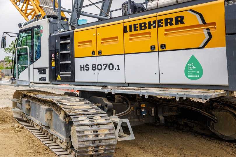 Alle Neugeräte der Liebherr-Werk Nenzing GmbH werden bei der Inbetriebnahme mit HVO betankt. Der Aufkleber am Maschinenheck weist auf den CO2-armen Kraftstoff hin. | Foto: Liebherr Alle Neugeräte der Liebherr-Werk Nenzing GmbH werden bei der Inbetriebnahme mit HVO betankt. Der Aufkleber am Maschinenheck weist auf den CO2-armen Kraftstoff hin. | Foto: Liebherr