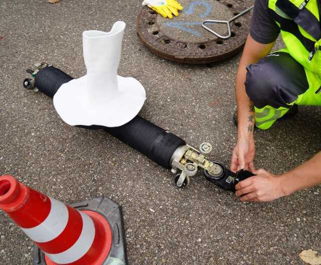 Abb. 5: Um den Schwalm-Packer zum einzubindenden Anschluss zu schieben und korrekt zu positionieren, wird er über den Hut- profil-Adapter an den MicroGator gekoppelt. | Fotos: IBAK Abb. 5: Um den Schwalm-Packer zum einzubindenden Anschluss zu schieben und korrekt zu positionieren, wird er über den Hut- profil-Adapter an den MicroGator gekoppelt. | Fotos: IBAK