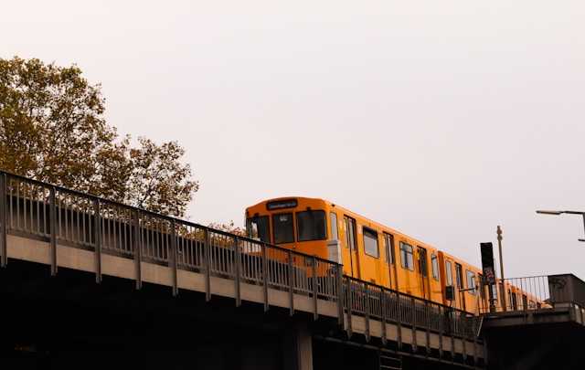Bundesrat fordert schnellere Vergabeverfahren für Straßenbau, Brückensanierungen und Personenbahnhöfe. Länder und Kommunen sollen Infrastrukturprojekte einfacher umsetzen können. | Foto: detait / Unsplash