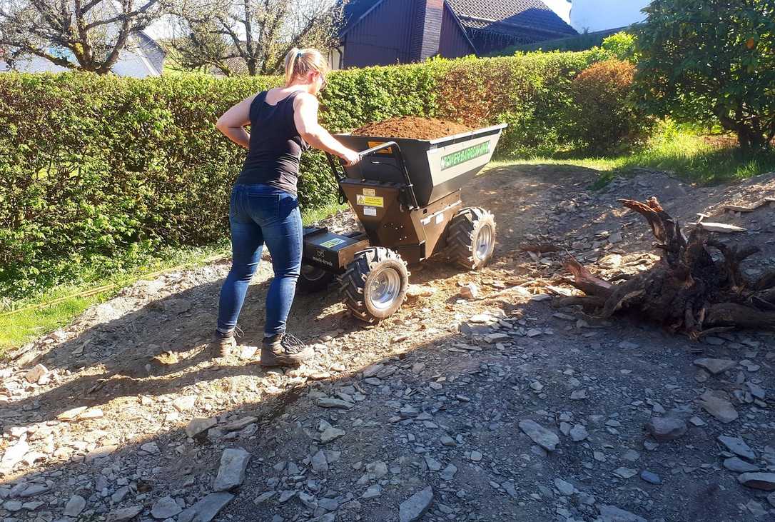 Weber Baumaschinen und Fahrzeuge auf der Demopark 2023 mit einem E-Dumper Weber Baumaschinen und Fahrzeuge auf der Demopark 2023 mit einem E-Dumper