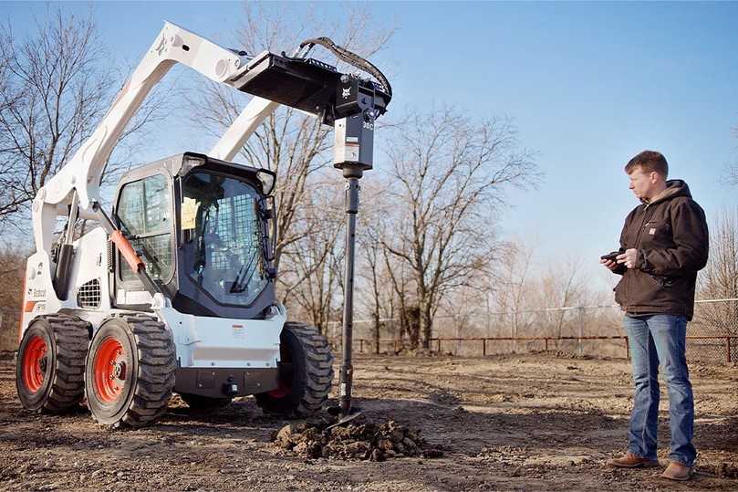 Baumaschinen-Fernsteuerung auf dem Smartphone: Mit „Maxcontrol“ kann der Fahrer seinen Bobcat-Kompaktlader auch von außerhalb der Kabine bedienen. | Foto: Doosan Bobcat Baumaschinen-Fernsteuerung auf dem Smartphone: Mit „Maxcontrol“ kann der Fahrer seinen Bobcat-Kompaktlader auch von außerhalb der Kabine bedienen. | Foto: Doosan Bobcat