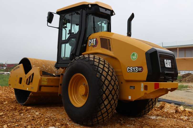 Die neue Cat Walze CS13 GC verdichtet eine 1,5 Meter dicke Schicht aus Hackschotter beziehungsweise Schroppen. | Foto: Zeppelin Die neue Cat Walze CS13 GC verdichtet eine 1,5 Meter dicke Schicht aus Hackschotter beziehungsweise Schroppen. | Foto: Zeppelin