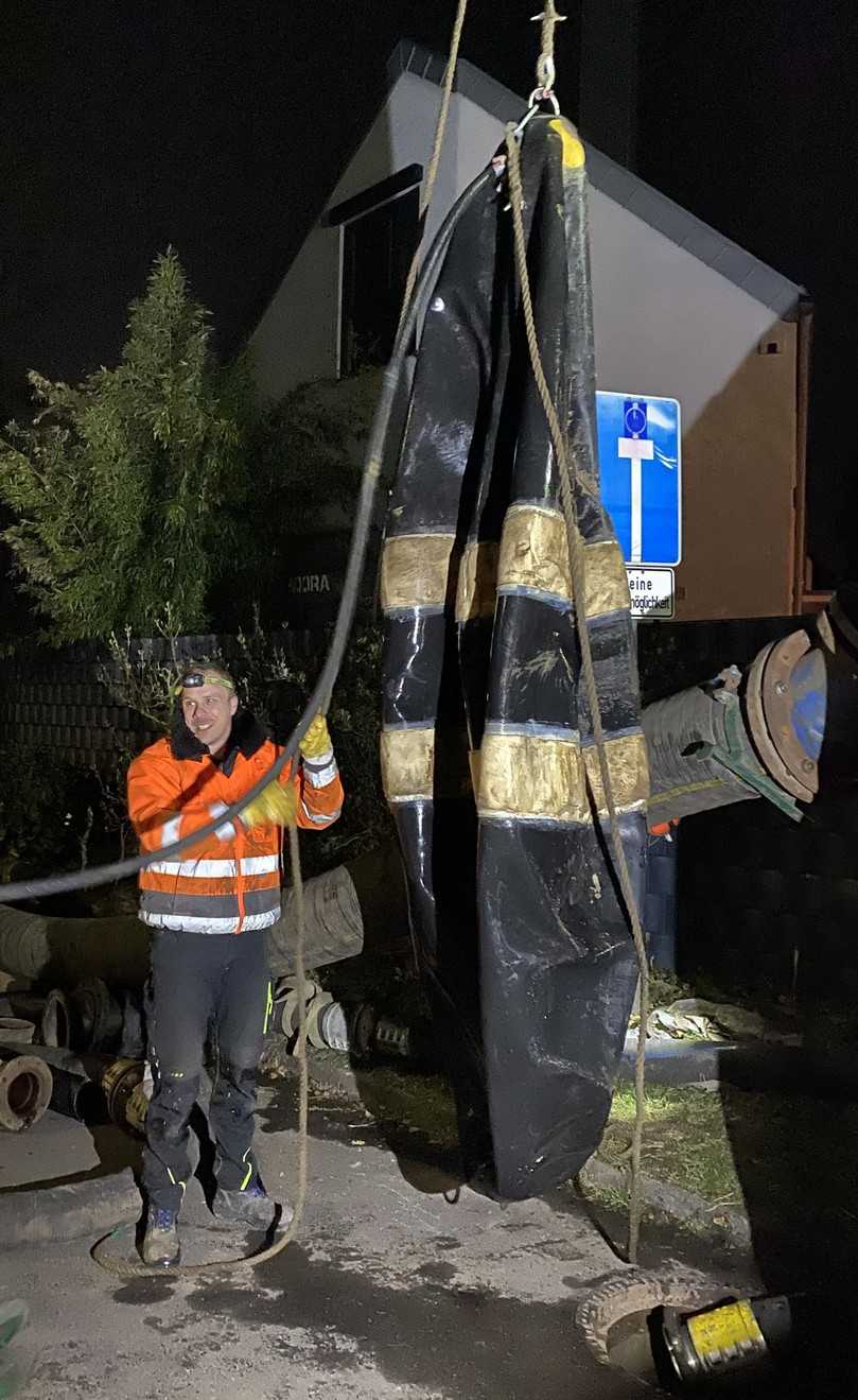 Mit Hilfe von Kanal-Absperrblasen wurden die Rohrleitungen abgesperrt. | Foto: Janßen Umwelttechnik Mit Hilfe von Kanal-Absperrblasen wurden die Rohrleitungen abgesperrt. | Foto: Janßen Umwelttechnik