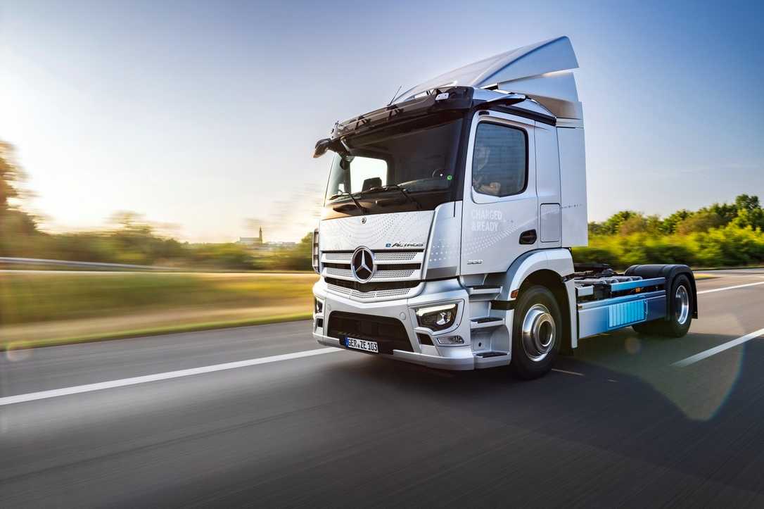E-Lkw: Mercedes-Benz eActros 300 Sattelzugmaschine bereit für Serienstart E-Lkw: Mercedes-Benz eActros 300 Sattelzugmaschine bereit für Serienstart