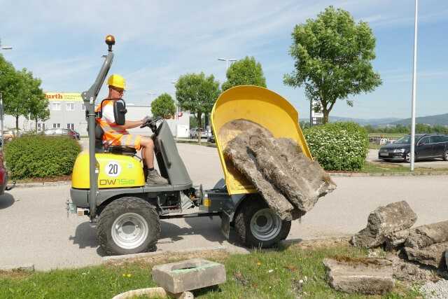 Seit diesem Jahr auf dem Markt: Der Elektrodumper DW15e macht überall da eine gute Figur, wo Abgasemissionen und Motorenlärm unerwünscht sind. | Fotos: Wacker Neuson Seit diesem Jahr auf dem Markt: Der Elektrodumper DW15e macht überall da eine gute Figur, wo Abgasemissionen und Motorenlärm unerwünscht sind. | Fotos: Wacker Neuson
