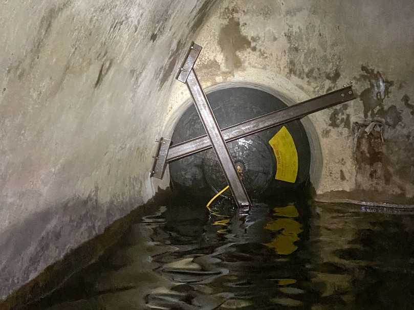 Das ist die eingebaute Gummiblase im Auslasskanal, die mit Stahlträgern verankert wurde. Dadurch konnte vorerst die Überflutung des Kanalsystems verhindert werden. | Foto: Stadtentwässerung Dresden Das ist die eingebaute Gummiblase im Auslasskanal, die mit Stahlträgern verankert wurde. Dadurch konnte vorerst die Überflutung des Kanalsystems verhindert werden. | Foto: Stadtentwässerung Dresden