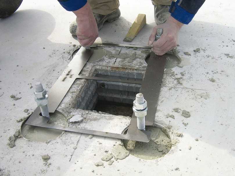 Erdbebensicher bauen: Ein exakter Einbau gelingt mit dem passenden Schablonenblech. Die Ankerstäbe werden mit Ankermörtel vergossen. | Foto: Robusta Gaukel Erdbebensicher bauen: Ein exakter Einbau gelingt mit dem passenden Schablonenblech. Die Ankerstäbe werden mit Ankermörtel vergossen. | Foto: Robusta Gaukel