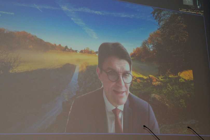 Live zugeschaltet: Prof. Uli Paetzel bezog Stellung zu den Themen Klimakrise und Energiewende und ließ auch den Fachkräftemangel und die Digitalisierung nicht außen vor. | Foto: B_I/Valdix Live zugeschaltet: Prof. Uli Paetzel bezog Stellung zu den Themen Klimakrise und Energiewende und ließ auch den Fachkräftemangel und die Digitalisierung nicht außen vor. | Foto: B_I/Valdix