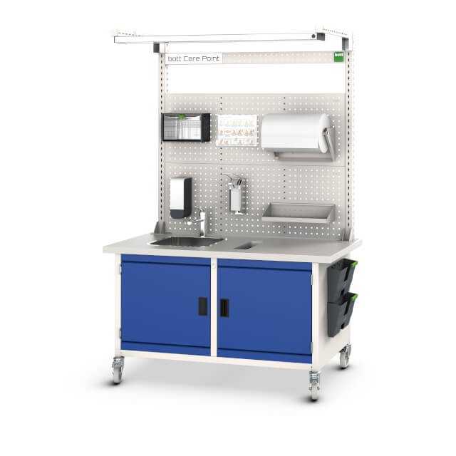 Der bott Care Point mit Wasseranschluss, Papierrollenhalter und Ablagen unterstützt Mitarbeiter bei den Hygienemaßnahmen. | Foto: Bott Der bott Care Point mit Wasseranschluss, Papierrollenhalter und Ablagen unterstützt Mitarbeiter bei den Hygienemaßnahmen. | Foto: Bott