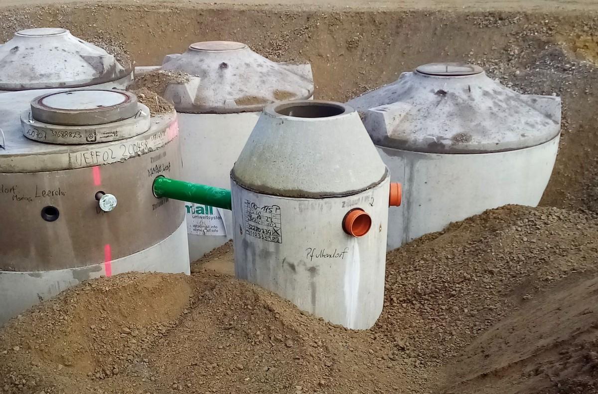 Im Vordergrund der Filterschacht mit zwei Zulaufrohren für das Regenwasser von Dachflächen. Es wird in einer Mehrbehälteranlage mit insgesamt 60 Kubikmeter Wasservolumen gespeichert. Die Statik der Konstruktion erlaubt mit den hier gewählten Abdeckungen Klasse B eine Pkw- und Lkw-Belastung. | Foto: Hegner Im Vordergrund der Filterschacht mit zwei Zulaufrohren für das Regenwasser von Dachflächen. Es wird in einer Mehrbehälteranlage mit insgesamt 60 Kubikmeter Wasservolumen gespeichert. Die Statik der Konstruktion erlaubt mit den hier gewählten Abdeckungen Klasse B eine Pkw- und Lkw-Belastung. | Foto: Hegner