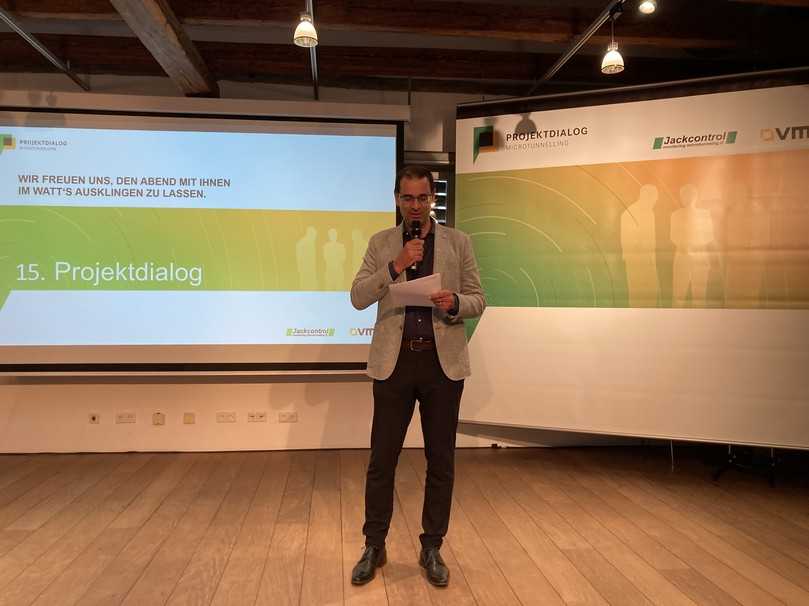 Dr. Stefan Trümpi von Jackcontrol zog als einer der beiden Gastgeber zum Abschluss der Vorträge ein positives Fazit der Veranstaltung und kündigte bereits den 16. Projektdialog Microtunneling für den 18. September 2025 an. | Foto: VMT Dr. Stefan Trümpi von Jackcontrol zog als einer der beiden Gastgeber zum Abschluss der Vorträge ein positives Fazit der Veranstaltung und kündigte bereits den 16. Projektdialog Microtunneling für den 18. September 2025 an. | Foto: VMT