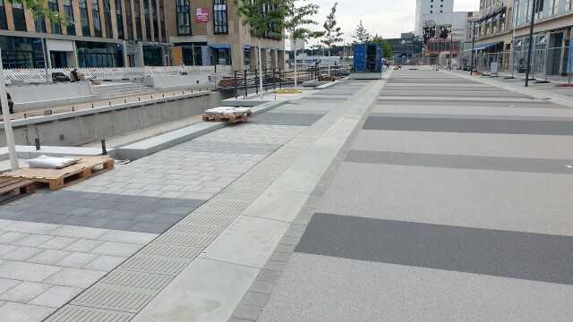 Die grau gestreifte Asphaltfläche wurde exakt an die Grautöne des Betonsteinpflasters angepasst. Die grau gestreifte Asphaltfläche wurde exakt an die Grautöne des Betonsteinpflasters angepasst.